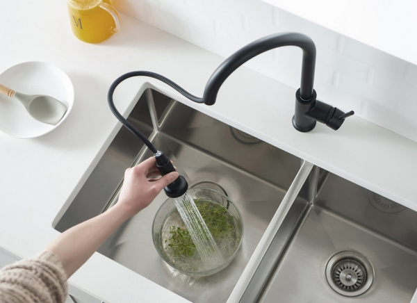 Смеситель для кухни с выдвижной лейкой Timo Saona черный 2316/03FL